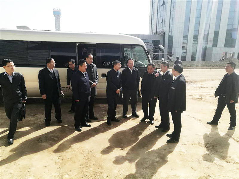 蘭州市委副書記、市長(zhǎng)張偉文一行蒞臨新區(qū)“亞太伊士頓電梯”、“亞太澳泊智能車庫(kù)”、“亞太新能源汽車”