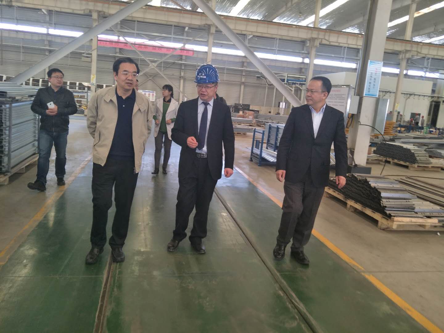 財(cái)政部駐甘專員辦事處黨組書記楊瑞金，蘭州市副市長(zhǎng)牛向東一行參觀考察蘭州新區(qū)亞太伊士頓電梯廠