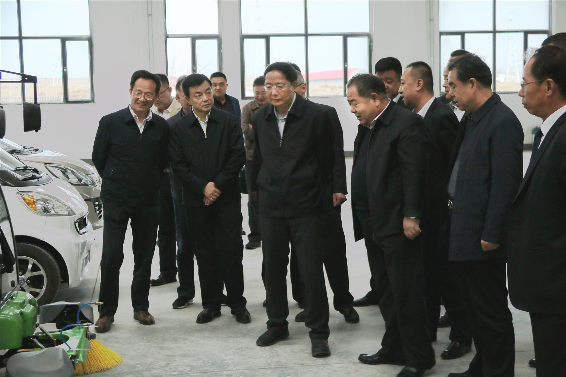 甘肅省政協(xié)主席、黨組書記歐陽(yáng)堅(jiān)一行蒞臨蘭州新區(qū)“亞太伊士頓電梯”廠、 “亞太新能源汽車”廠參觀考察！